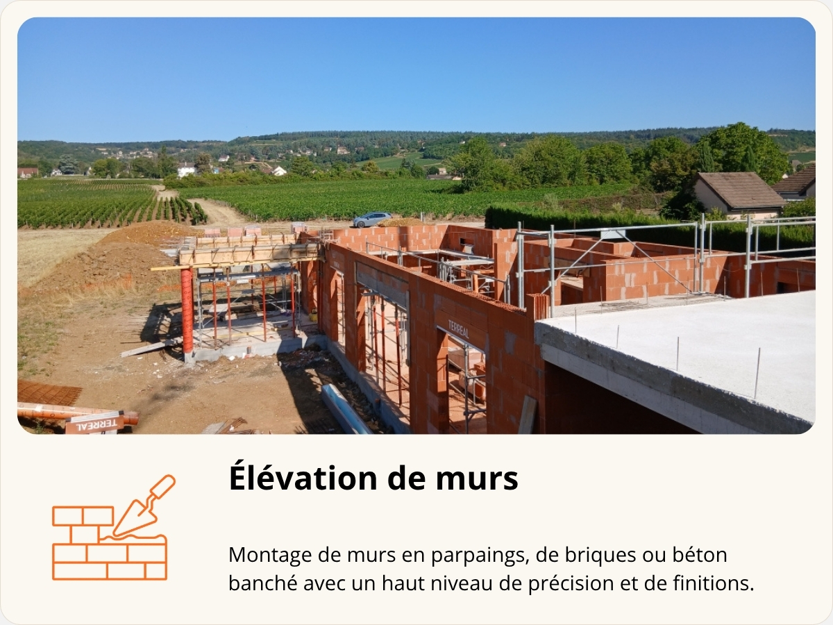 Élévation de murs en briques sur un chantier Grosne Entreprise